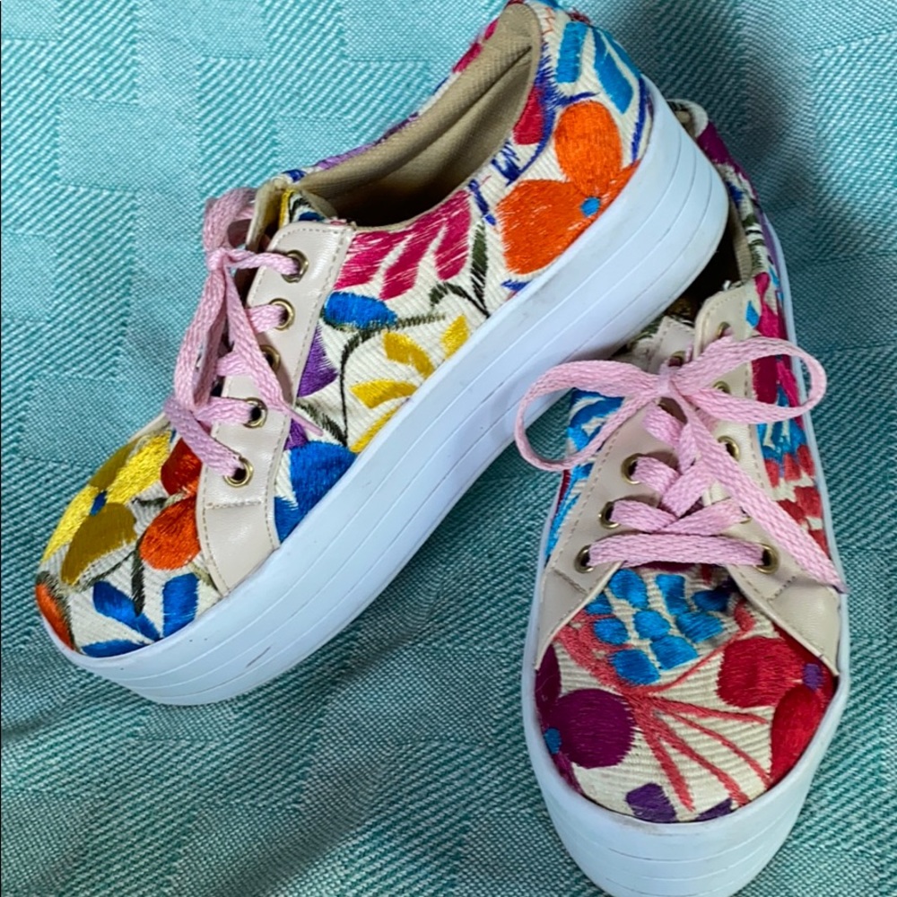 Embroidered floral lift shoes El Zaguan